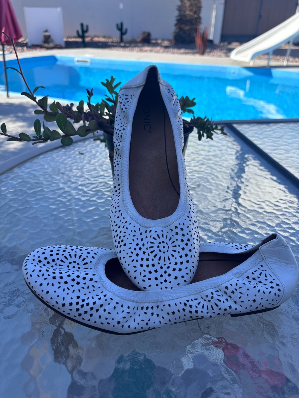 Vionic Robyn White Leather Laser-Cut Ballet women’s Flats 9.5